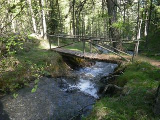 La Cascade: Petit pont pour accder au dpart de la via de la cascade
