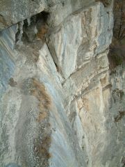 POISSON D'AVRIL: La via ferrata des Grottes de Choranche: Vire naturelle, dbut du parcours rouge