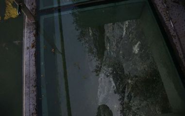 POISSON D'AVRIL: La via ferrata des Grottes de Choranche: Vue imprenable sur les grimpeurs depuis la vire en verre