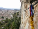 Colline Saint-Jacques: Poursuite en fa�ade apr�s la grotte