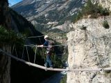 La descente aux enfers et la mont�e au purgatoire: La passerelle au dessus de la cascade