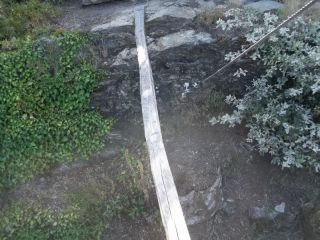 Roc del Gorb: poutre pour acceder au depart de la tyro