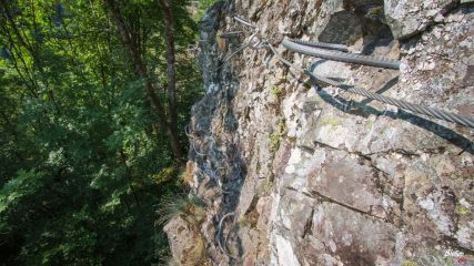 Rando-ferrata de la source de la Moselle: Le passage d�licat qui contourne la roche, attention � la pose des pieds !