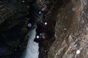 Siala: Apr�s la tyrolienne et le 2nd pont de singe