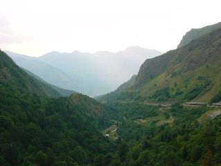Siala: Vue depuis mi-parcours de la via sur la vallee de Laruns