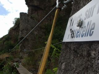 Les Gorges du Haut Cher: premi�re passerelle �chappatoire au bout de la vire