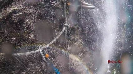 Cascade de la Fare: la cascade tombe sur la via: compl�tement tremp� en moins de 3 secondes!
