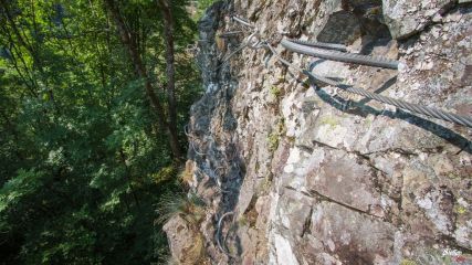 Rando-ferrata de la Source de la Moselle: Le passage délicat qui contourne la roche, attention à la pose des pieds !