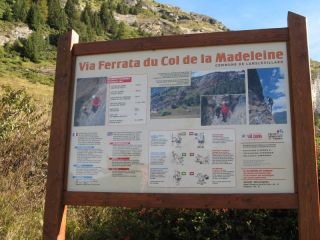 Col de la Madeleine: Panneau d'information au départ de la via
