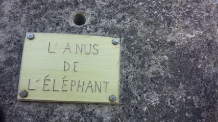 La Tête de l’éléphant: panneau non officiel installé sur la voie :D